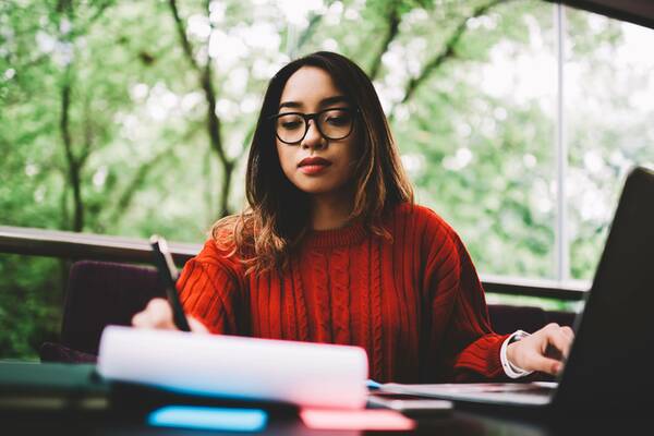 woman-taking-notes-600 woman-taking-notes-600
